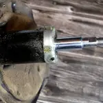 Проверка амортизаторов перед покупкой автомобиля — потёки масла на стойке и износ подвески