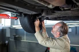 https://mahina.in.ua/upload/medialibrary/blog/mechanic-servicing-car.jpg