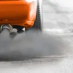 дым из выхлопной трубы и запах масла автомобиля