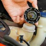 антифриз выбрасывается из расширительного бачка