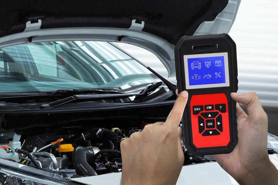 диагностика двигателя автомобиля проверка двигателя под капотом obd сканер