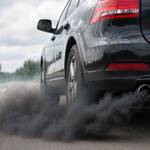 Дизельный автомобиль дымит черным дымом при разгоне на дороге