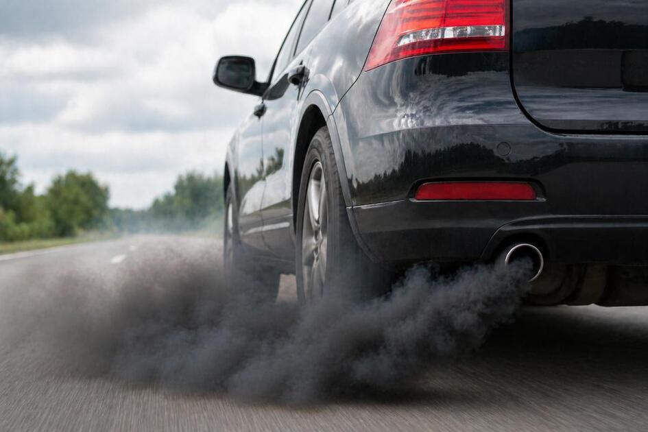 Дизельный автомобиль дымит черным дымом при разгоне на дороге