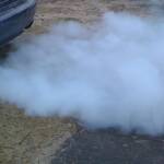 синий дым дизельного двигателя при работе автомобиля