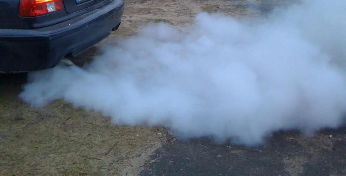 синий дым дизельного двигателя при работе автомобиля