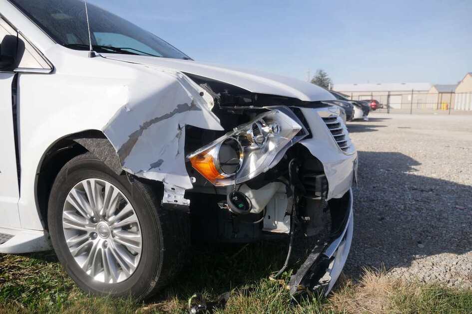 udar v dvigatel avto