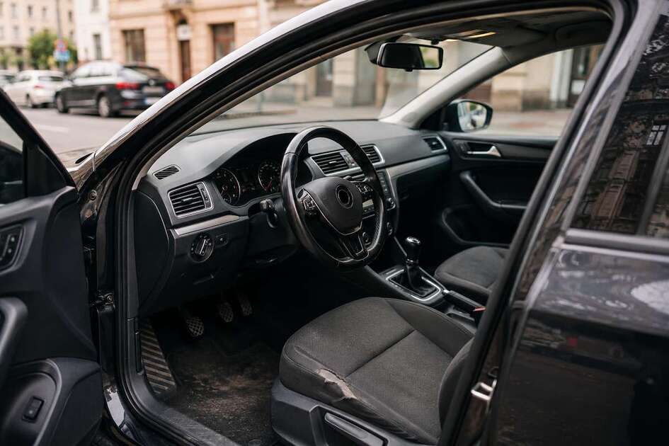 Изношенный салон авто из Европы после такси перед покупкой